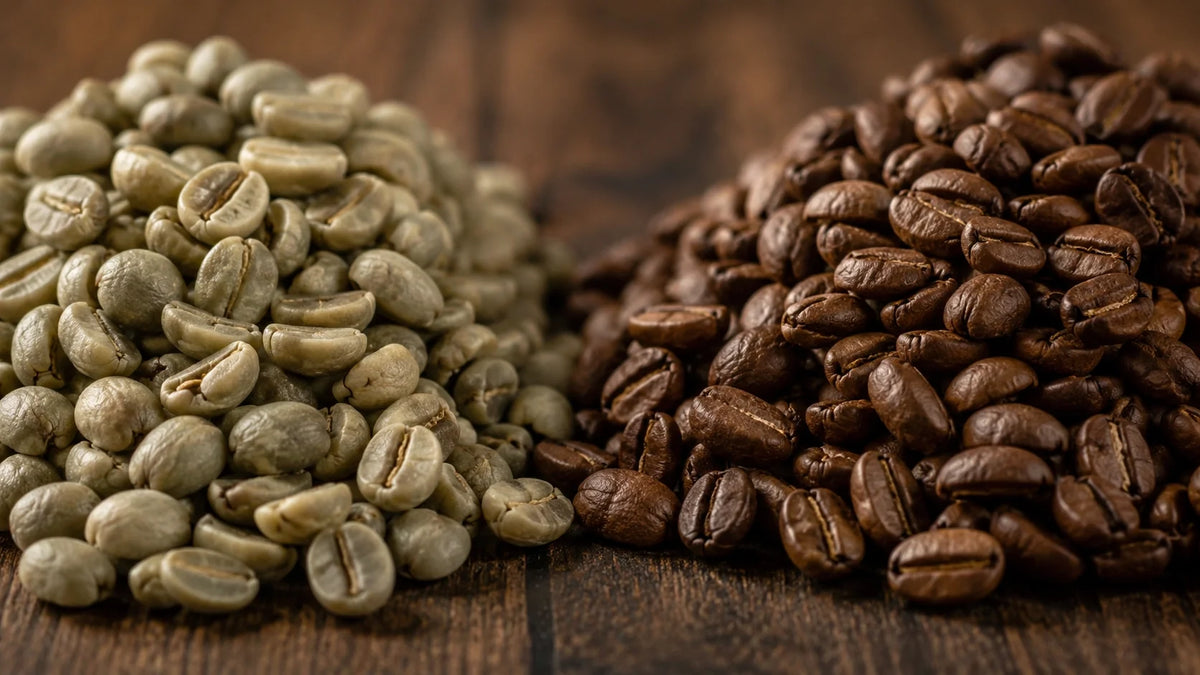 Granos de café verde sin tostar y granos tostados comparados sobre madera