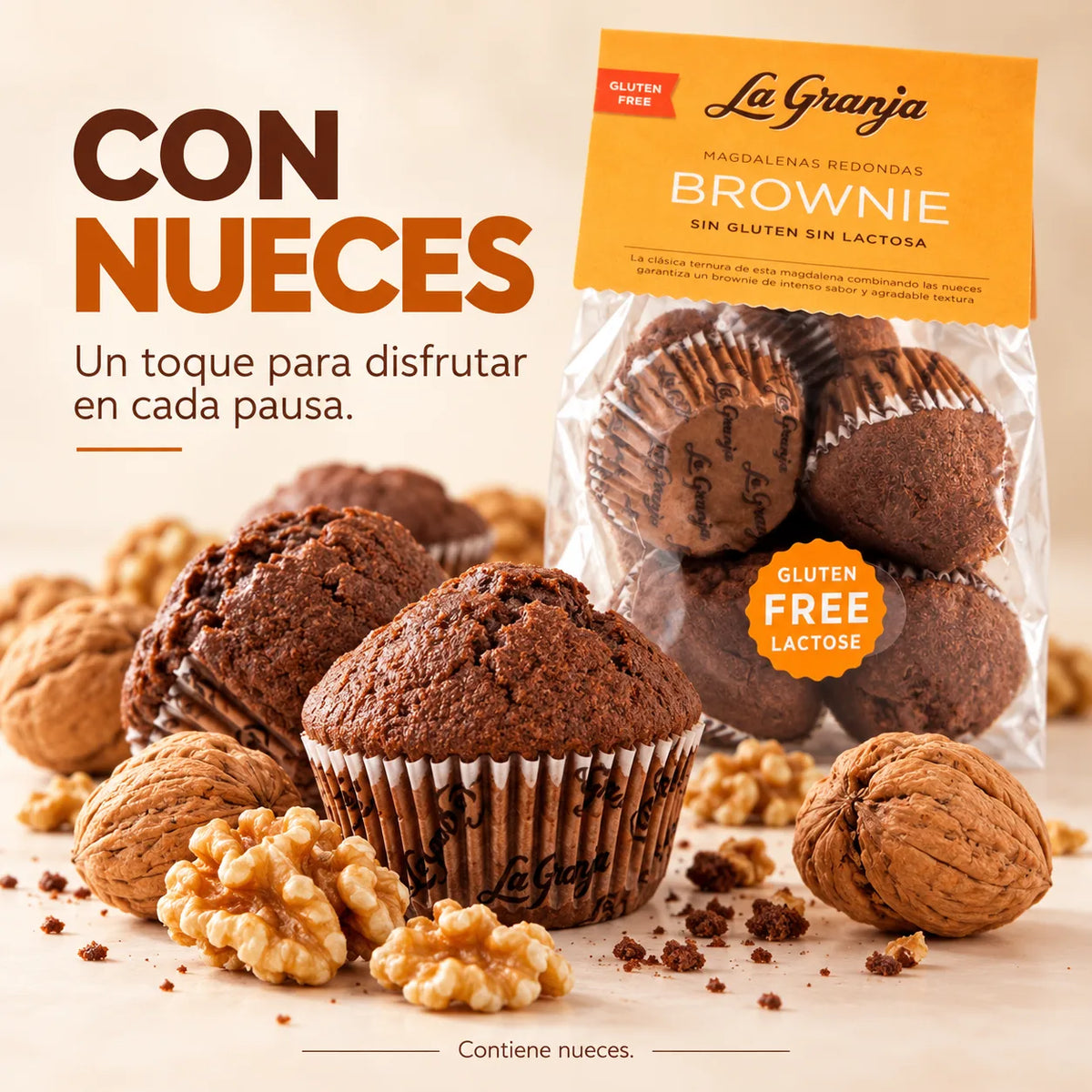 Detalle de la magdalena brownie sin gluten con nuez troceada La Granja