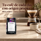 Café de Colombia Supracafé junto a una cafetera de filtro. Texto: Tu café de cada día, con origen propio. 100 % arábica, Cauca, Colombia.