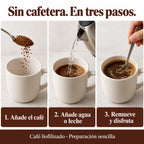 Cómo preparar café liofilizado sin cafetera: añade el café, añade agua o leche, remueve y disfruta.